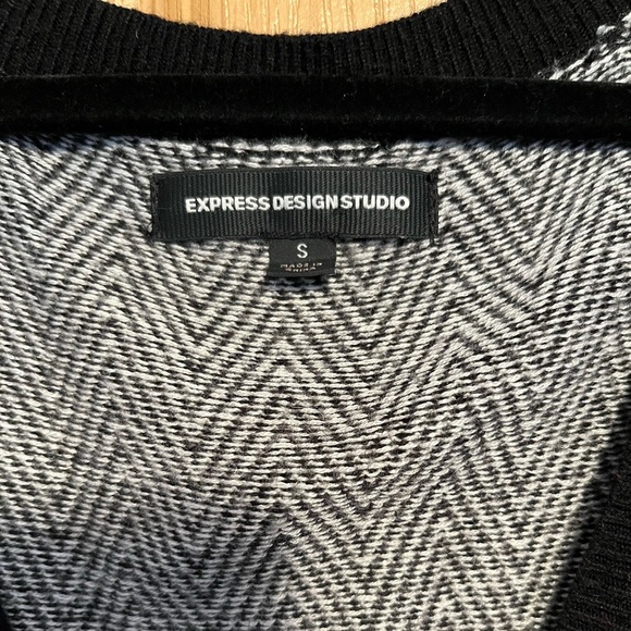 Chevron Knitted V Neck Vest - Picture 10 of 11